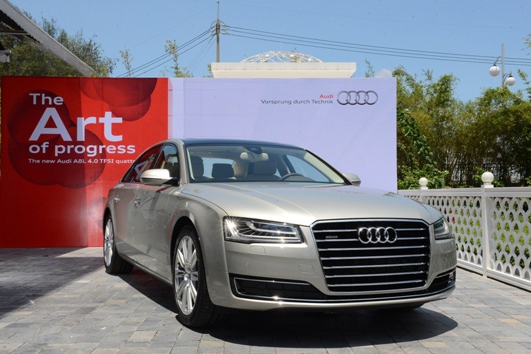 Audi A8L mới vừa trình làng có chiều dài 5,265 m, đây là mẫu sedan dài nhất trong phân khúc với trục cơ sở dài 3,122m, bề rộng xe 2,111m và cao 1,471m. Cốp sau rộng dung tích 520l đã được cải tiến để việc chất đồ dễ dàng hơn. Tiếng ồn cabin được giảm thiểu rõ rệt nhờ các các cải tiến của bộ giảm chấn mới.